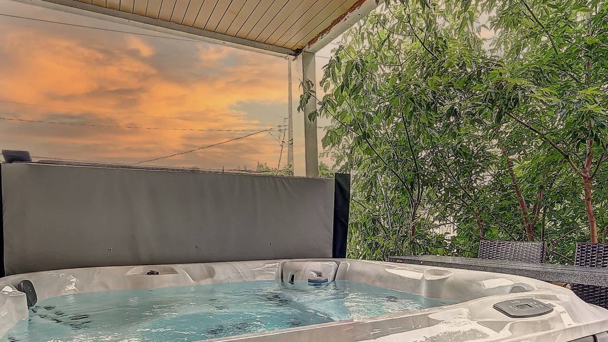 Quartier 5-4 Apartment | Antique CAT 2 King Bed Hot Tub Free Parking