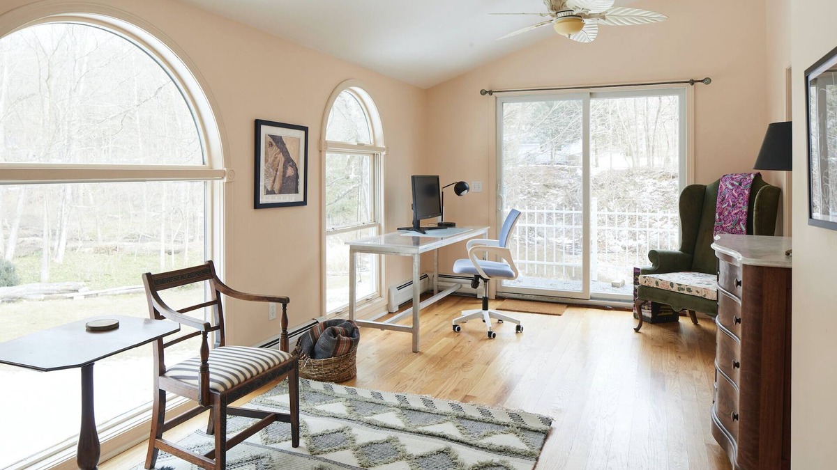 Gaylordsville Cottage | Antique Creek-Side Country Cottage With 3.2 Acres