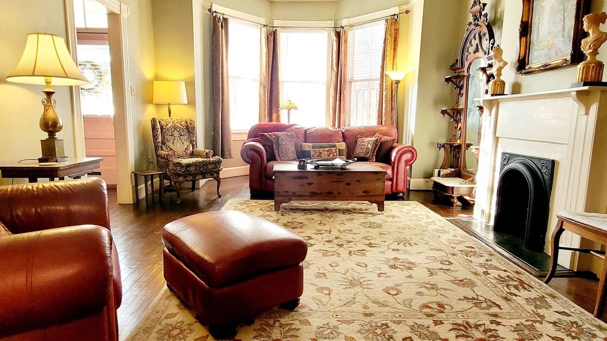 Historic Downtown Savannah House | Antique Gem! Fabulous Antiques:Historic Downtown:Coveted Free Parking for 2 Cars