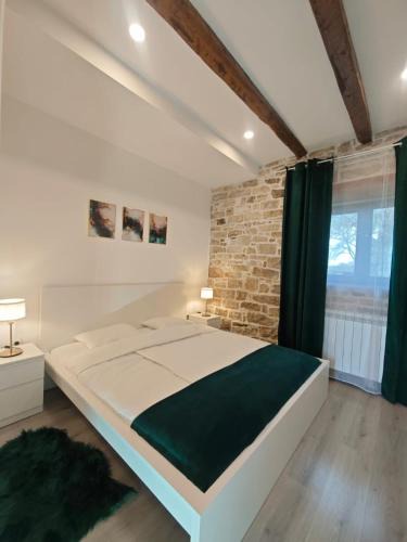 Medvidici Apartment | Antique gold