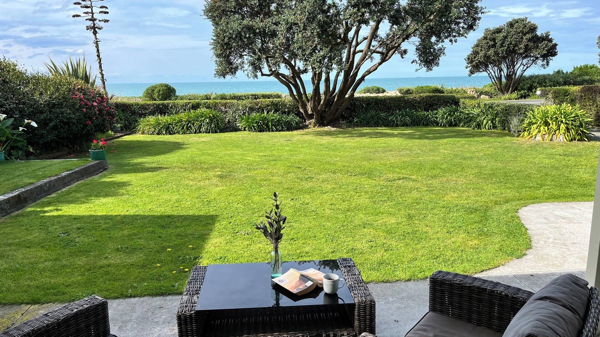 Haumoana House | Antonio's - beach front holiday living