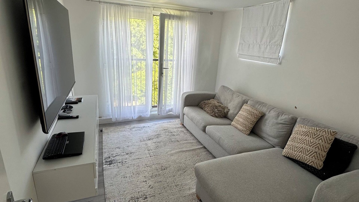 Lee Green Apartment | Antonio’s house. One bedroom apartment in London. 8-10mins walk to the station