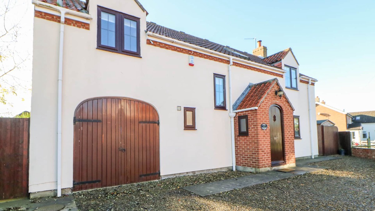 Northallerton Cottage | ANVIL COTTAGE, pet friendly, with hot tub in Appleton Wiske