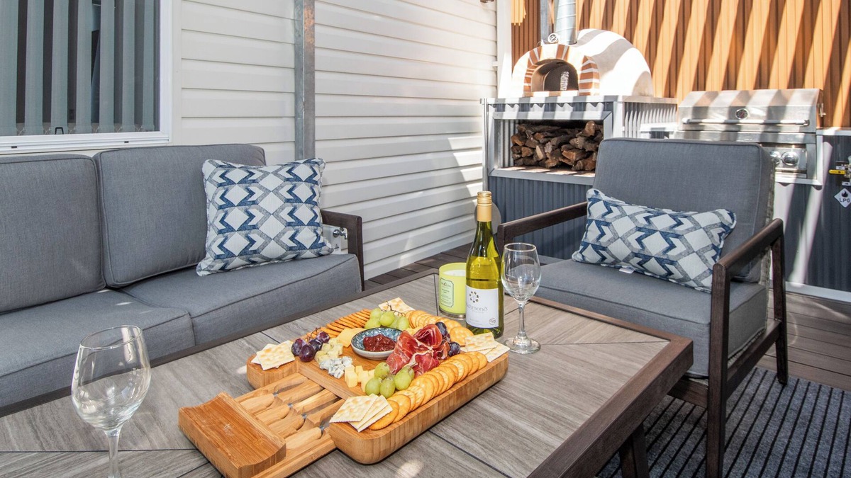 Kadena-cho House | Aotearoa House NZ Style Yomitan WiFi, AC, Full Kitchen, BBQ, Pizza Oven Outdoor