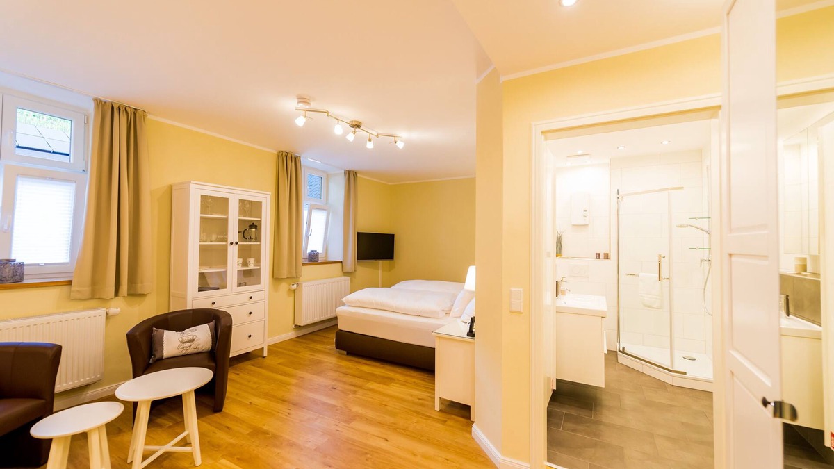 Uerzig Apartment | Ap 3 - Würzgarten-Junior Suite-Superior-Private Bathroom-Vineyard view