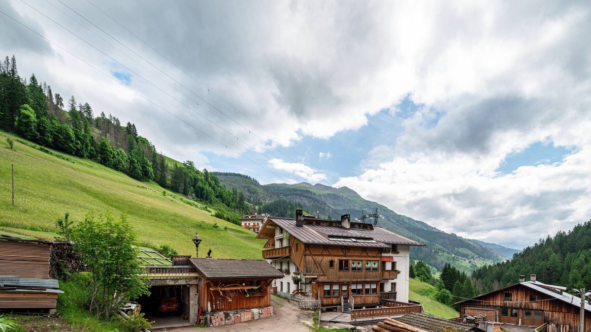 Livinallongo del Col di Lana Apartment | Apartment 'Appartamento La Mirandola Blu' with Mountain View, Private Terrace and Wi-Fi