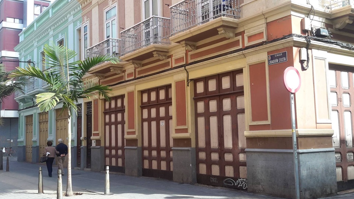 Las Palmas de Gran Canaria Apartment | Apartment in antique Spanish building between Las Canteras beach and Port.