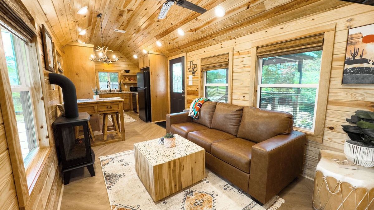 Somerville Cabin | Apache Log Cabin - Walk to Lake, Pet Friendly
