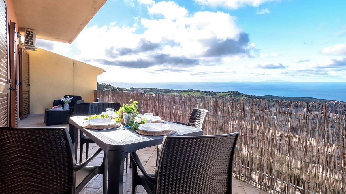 Trinita d'Agultu Apartment | Apartment 'Costiero' with Sea View, Private Terrace and Air Conditioning