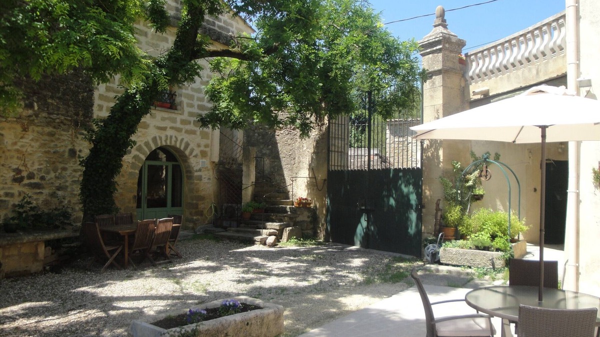 Montaren-et-Saint-Mediers Apartment | Apart. in 18th century farmhouse with heated pool, near Pont du Gard