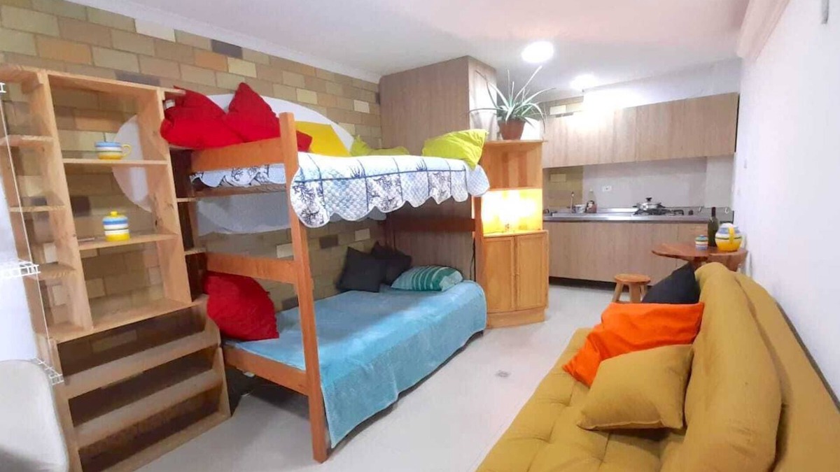Suramericana Apartment | Aparta Estudio Hostal Acogedor Camarote , Sofá Cama, Cocina, Mesa, Baño