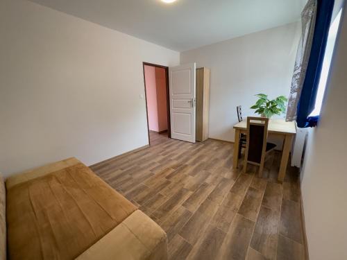Brzeziny House | Apartament 4 osobowy obok Szpitala Brzeziny 2 pokoje Prywatna łazienka i kuchnia 32m2