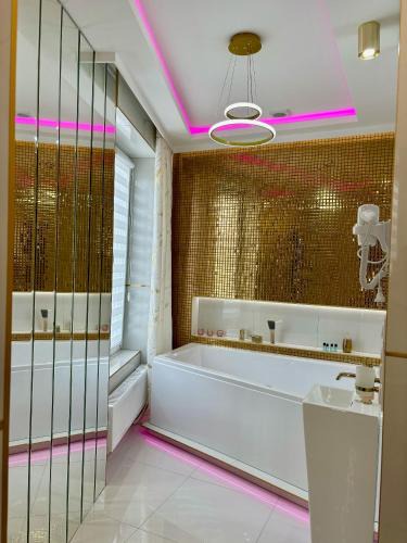 Gniezno Apartment | Apartament "Gold Luxury Dubai" Centrum z dużą wanną dla Dwojga