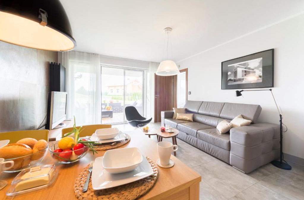 Niesulice Apartment | Apartament Kalinowo Golf - salon z opcją spania, kuchnia i 2 sypialnie, 1-6 osób