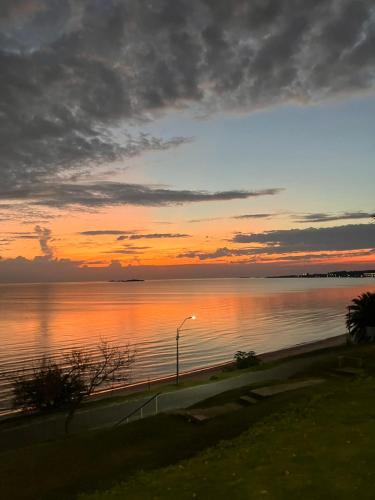 Real de San Carlos Apartment | Apartamento con vista al Rio y frente a la playa