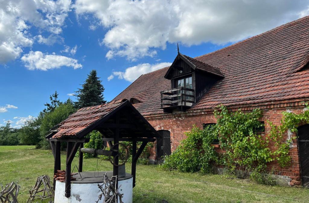 Szteklin Cabin | Apartament w Zabytkowej Stajni nad Jeziorem z Dostępem do Parku i Sąsiedztwem XIX wiecznego Dworku Modrzewiowego