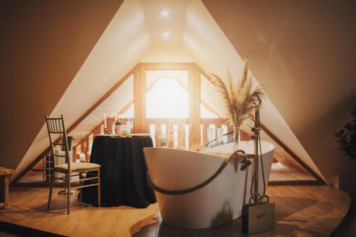gmina Stare Miasto Apartment | Apartament z wanną wolnostojącą
