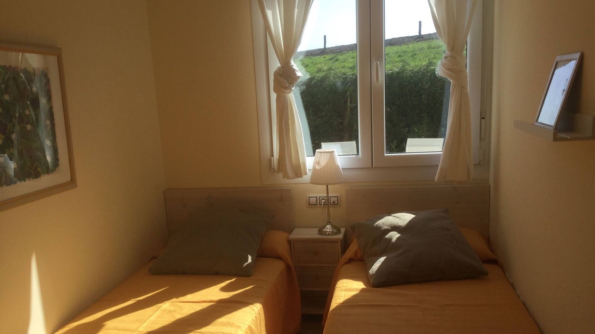 Pinera House | Apartamento con dos Habitaciones y Pequeño Jardín a 3 km de la Playa