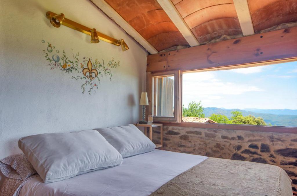 Susqueda Apartment | Apartamento duplex rural con chimenea y vistas panorámicas desde la cama