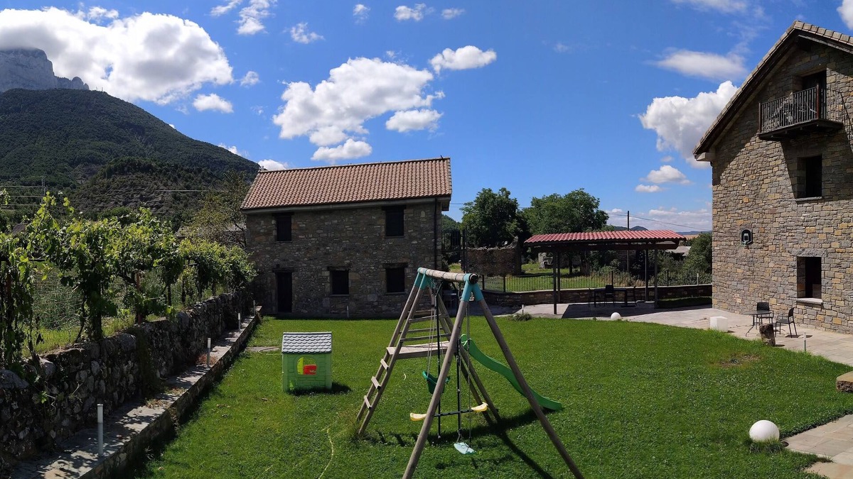 Laspuna Apartment | Apartamento en la Montaña con Vistas al Pirineo