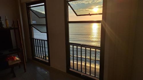 Ipiranga Apartment | Apartamento na avenida da praia Martim de Sá com vista infinita pro mar em todos os cômodos.No 3o. quiosque próximo a prainha.Sinta-se na praia ouvindo o barulho das ondas e música dos quiosques.Com piscina adulto e infantil.
