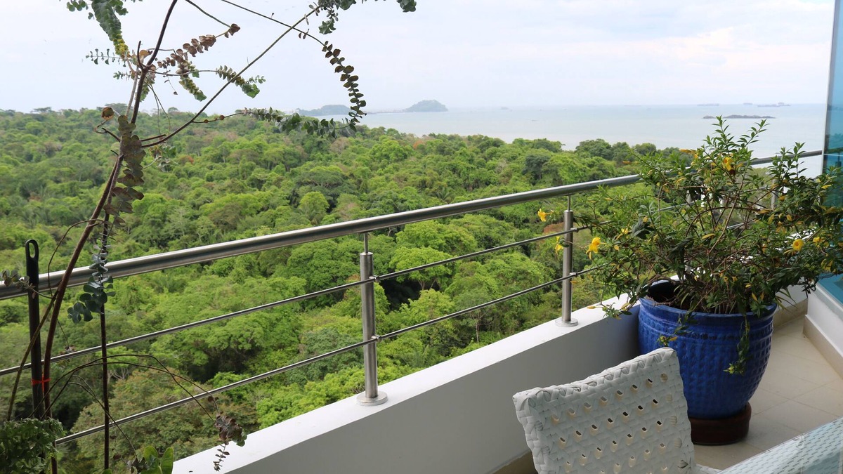Panama City Apartment | Apartamento Vista Sobre el Mar, el Canal y la Selva