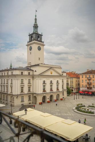 Kalisz Apartment | Apartamenty na Starówce - 3 piętro z widokiem na Ratusz, Rynek Główny i Centrum