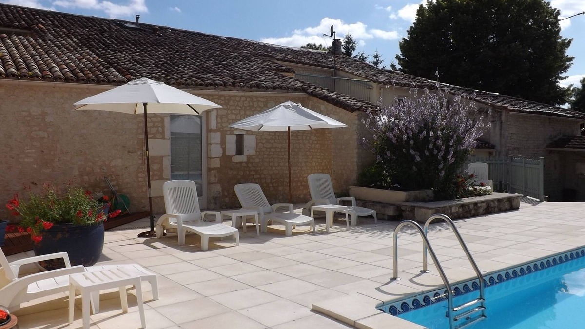 Bellevigne Apartment | Apartement Ruisseau - a light and airy property beside pool.