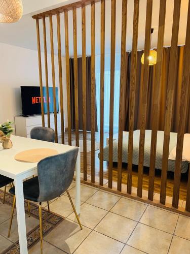 Targoviste Apartment | ApartHome Studio Central Self Check-in & Free Parking & WiFi