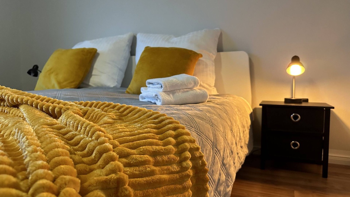 Schloss Holte-Stukenbrock Apartment | Apartment 'Mid - Century' with Shared Terrace, Shared Garden and Wi-Fi