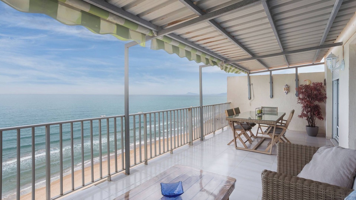 Tavernes de la Valldigna Apartment | Apartment 'Flamingo' with Sea View, Private Terrace and Wi-Fi