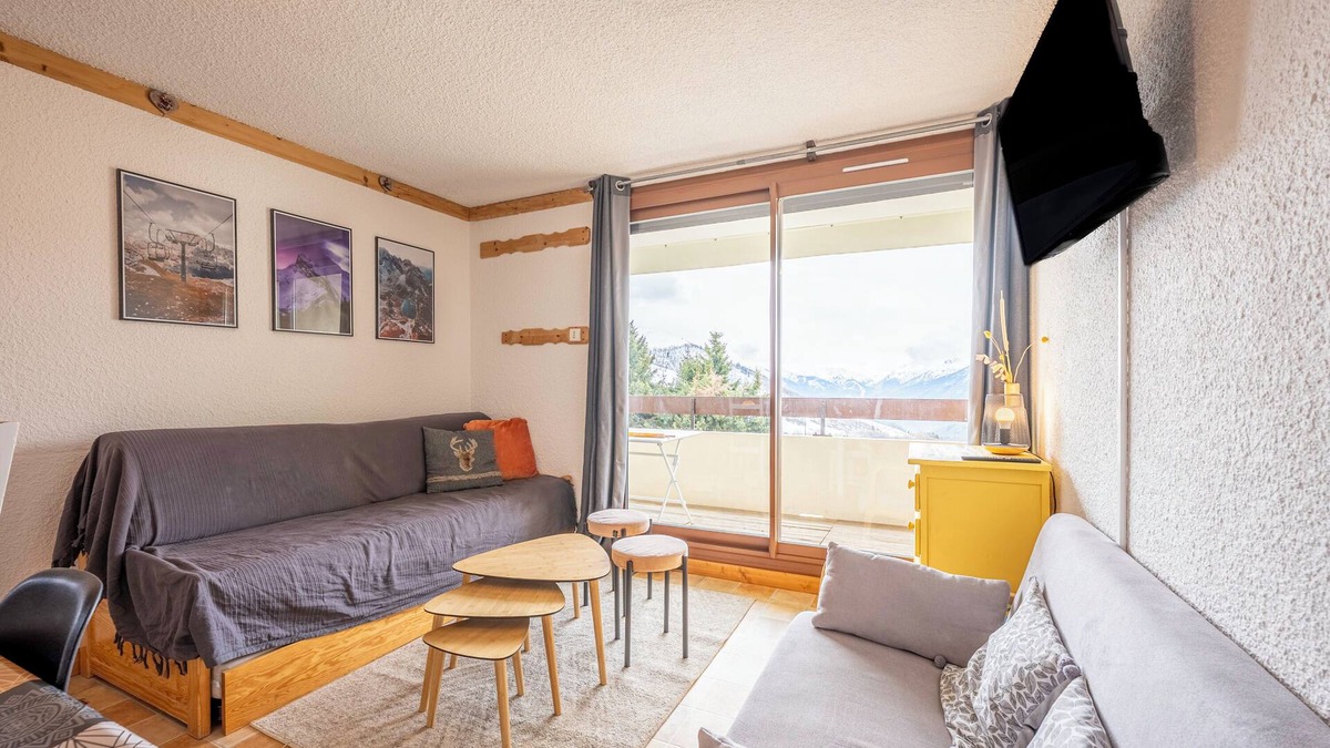Saint-Francois-Longchamp Apartment | Apartment "Au Pied Des Pistes" with Mountain View and Balcony