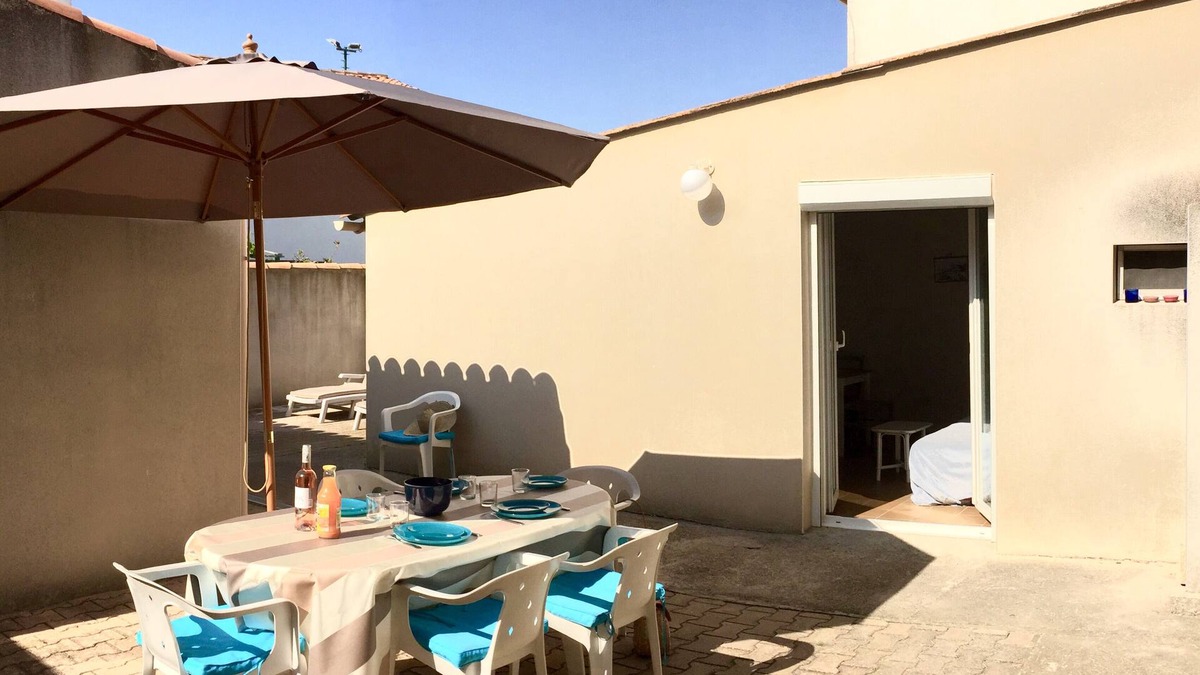 Saintes-Maries-de-la-Mer Apartment | APARTMENT 5 PERS, 20 M FROM THE SEA, PRIVATE COURTYARD, BARBECUE, 2 BEDROOMS