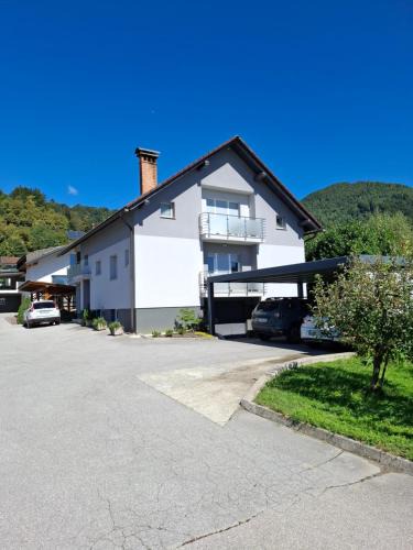 Predjama Apartment | Apartma LONČAR