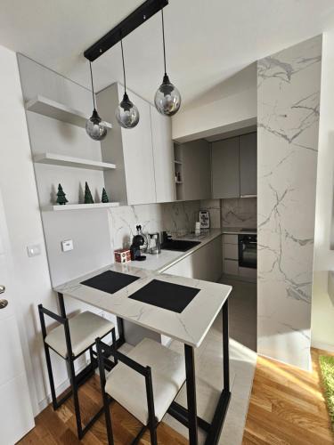 Pale Apartment | Apartman 33