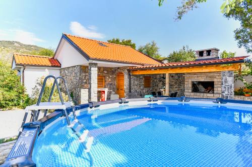 Praputnjak Apartment | Apartman Lavanda sa bazenom i okućnicom 4*
