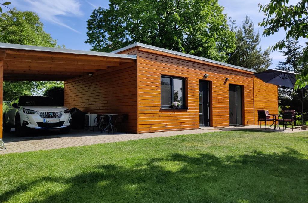 Jaromer Apartment | Apartman pod lipou - samostatny objekt - carport