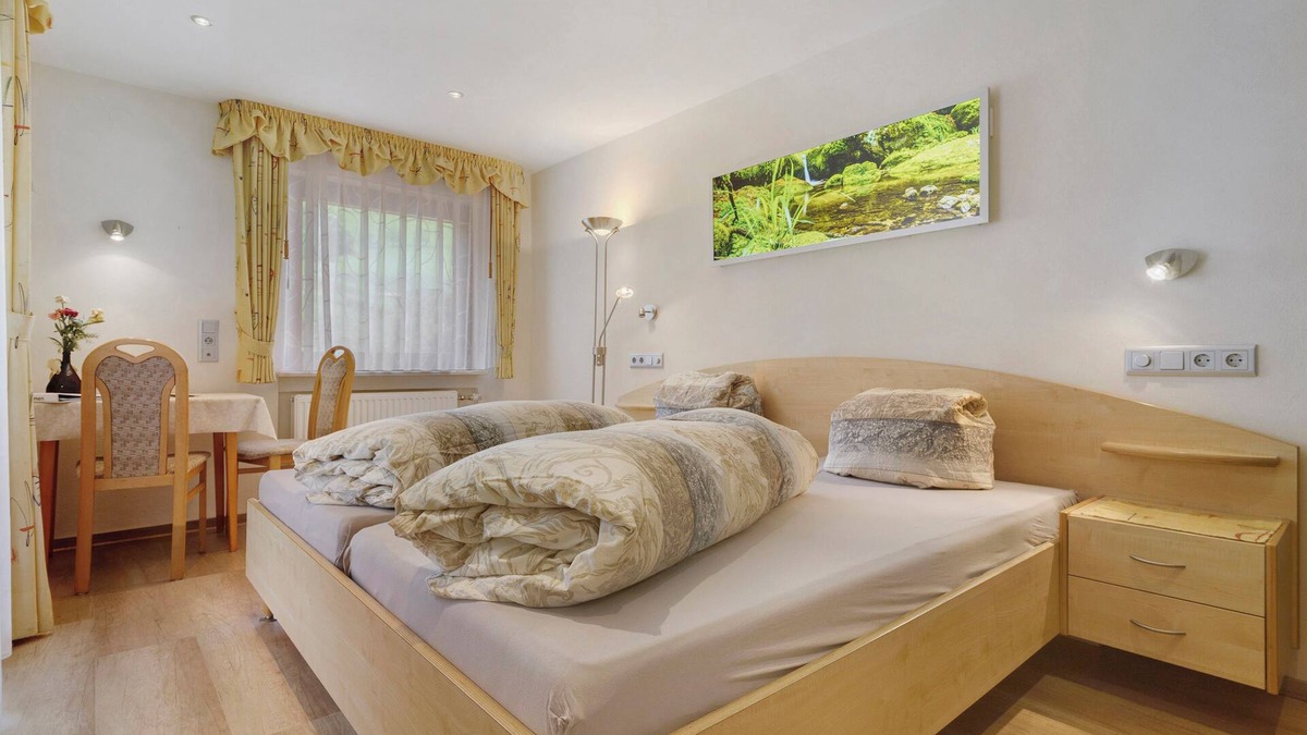 Bad Peterstal-Griesbach Apartment | Apartment 'Doppelzimmer 1' with Mountain View, private balcony and Wi-Fi