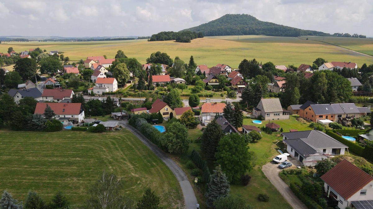 Markersdorf Apartment | Apartment 'Ferienwohnung Sonnenblume 2' with Mountain View, Balcony and Wi-Fi