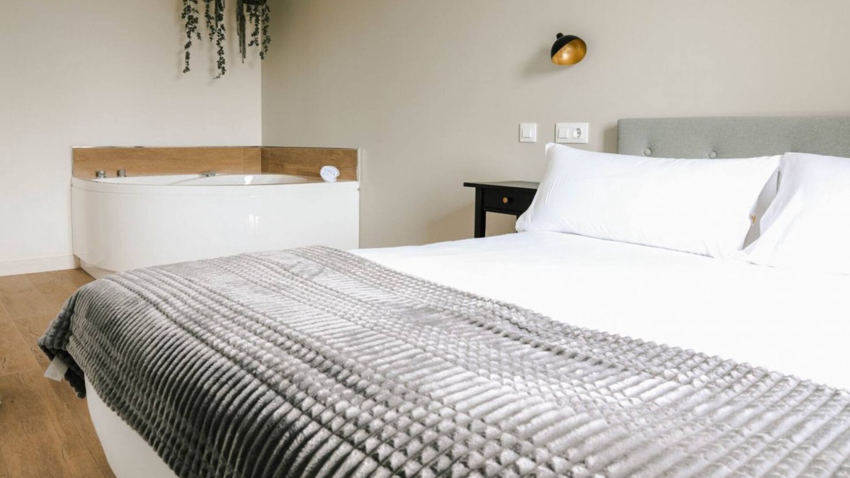 Villaverde de Pontones Apartment | Apartment for families or couples with double whirlpool bath and garden view.