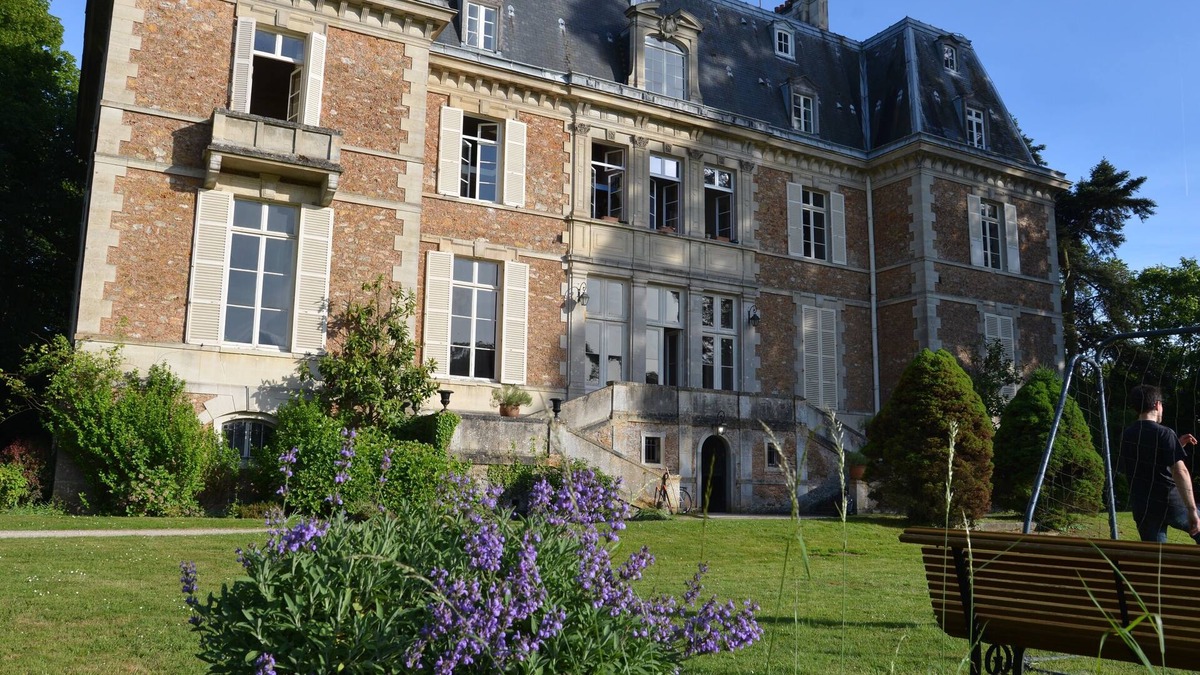 Guigneville-sur-Essonne Apartment | Apartment in a Castle