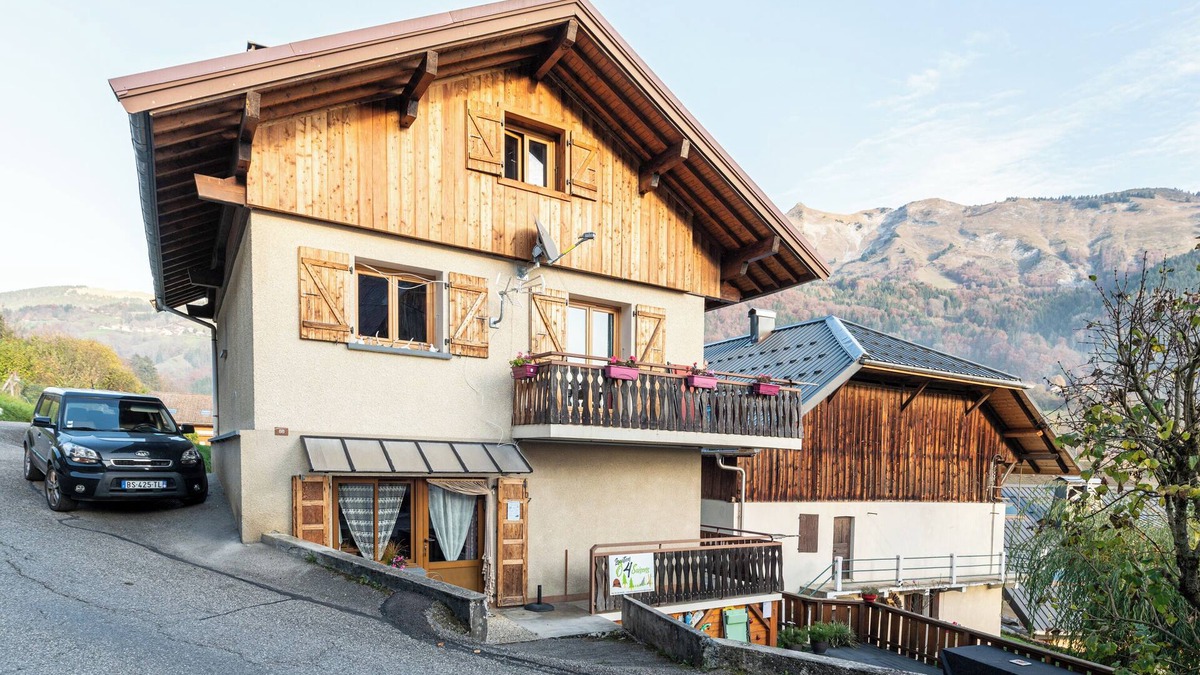 Le Bouchet-Mont-Charvin Apartment | Apartment 'Aux 4 Saisons' with Mountain View, Private Terrace and Wi-Fi