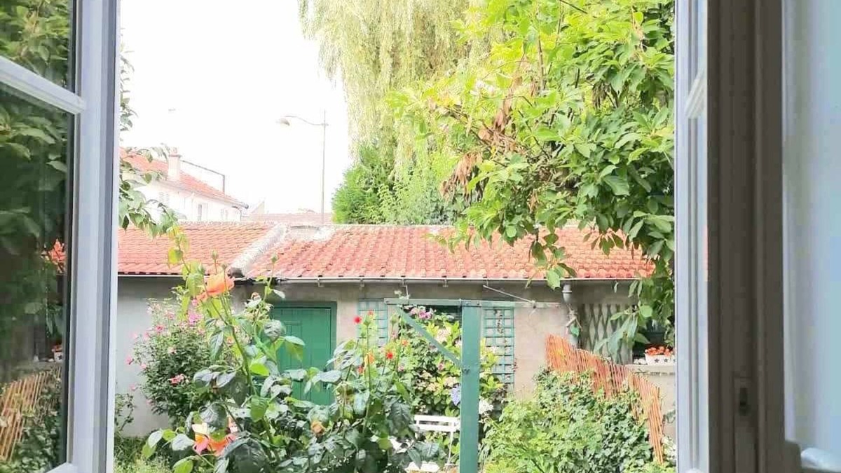 Le Chesnay Apartment | Apartment with its own garden, very serene.
