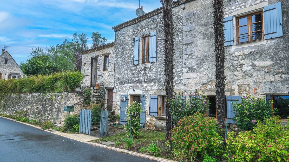 Saint-Cernin-de-Labarde Apartment | Apartment 'Les Hirondelles' with Private Terrace, Private Garden and Wi-Fi