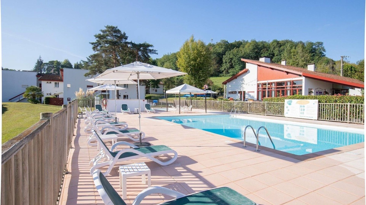 Saint-Jean-Pied-de-Port Apartment | Apartment in Saint-Jean-Pied-de-Port with Balcony