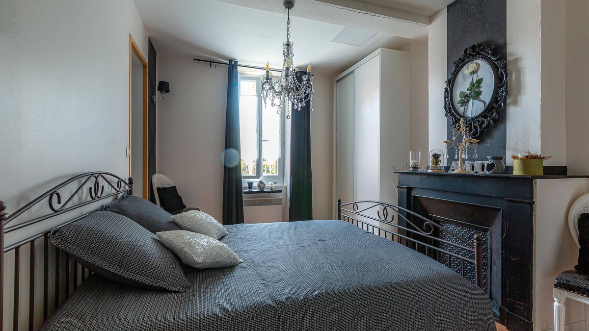 Villeneuve-les-Montreal Apartment | Apartment 'Baroque' with Balcony, Wi-Fi and Air Conditioning - Villeneuve-lès-Montréal