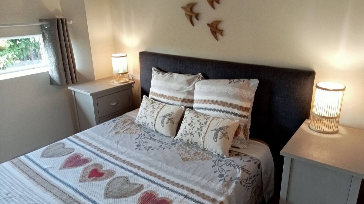 Villeneuve-les-Montreal Apartment | Apartment 'Oiseaux' with Shared Pool, Wi-Fi and Air Conditioning - Villeneuve-lès-Montréal