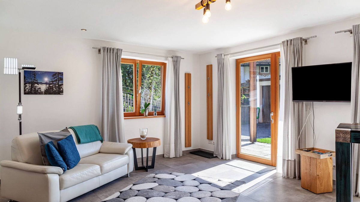 Sonnenbichl Apartment | Apartment 'Ferienwohnung Pflegersee' with Mountain View, Private Terrace and Wi-Fi