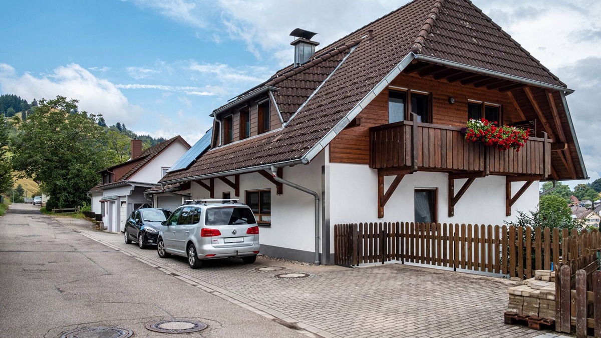 Untermunstertal Apartment | Apartment 'Grünblick' with Mountain View, Balcony and Wi-Fi