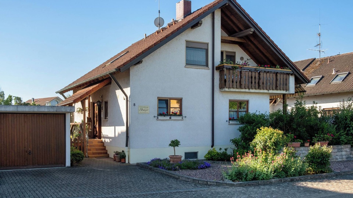 Sasbach am Kaiserstuhl Apartment | Apartment 'Burger' with Shared Garden and Wi-Fi
